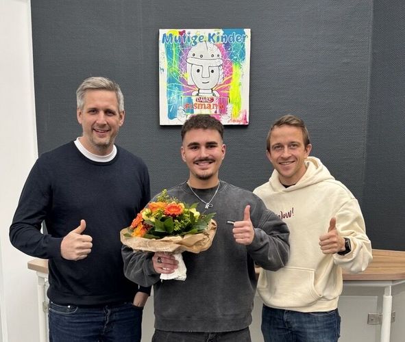Azubi schließt seine Ausbildung nach 2,5 Jahren ab